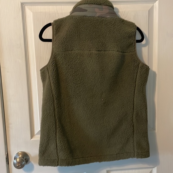 NWOT Columbia Women’s West Bend fleece Vest Medium color green camo pocket/trim - Picture 2 of 3